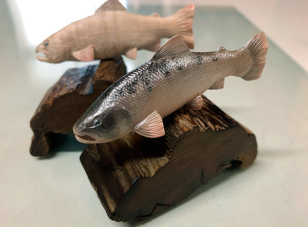 木彫りの魚　銀色のサクラマス