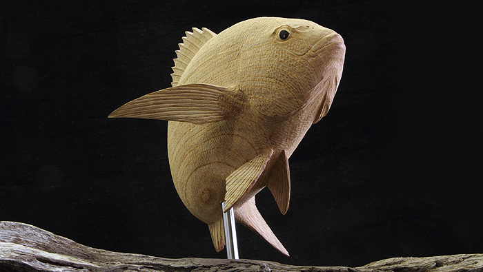 木彫りの魚　真鯛