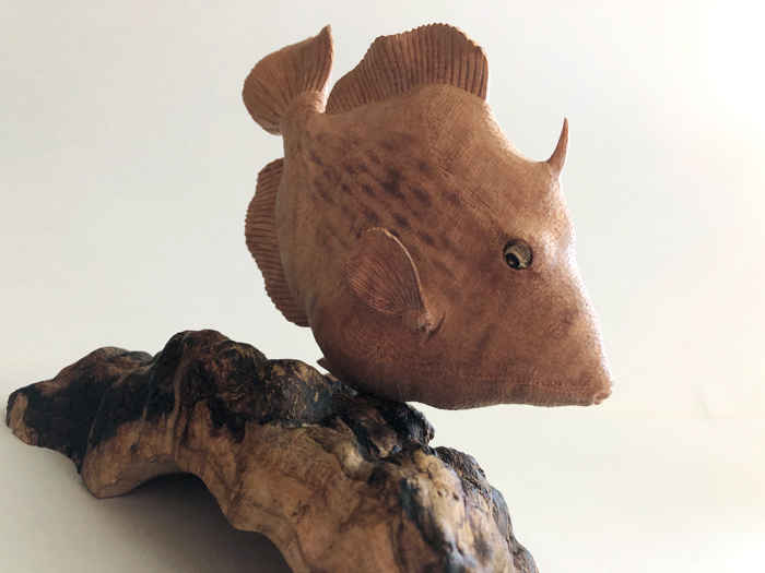 木彫りの魚　カワハギ