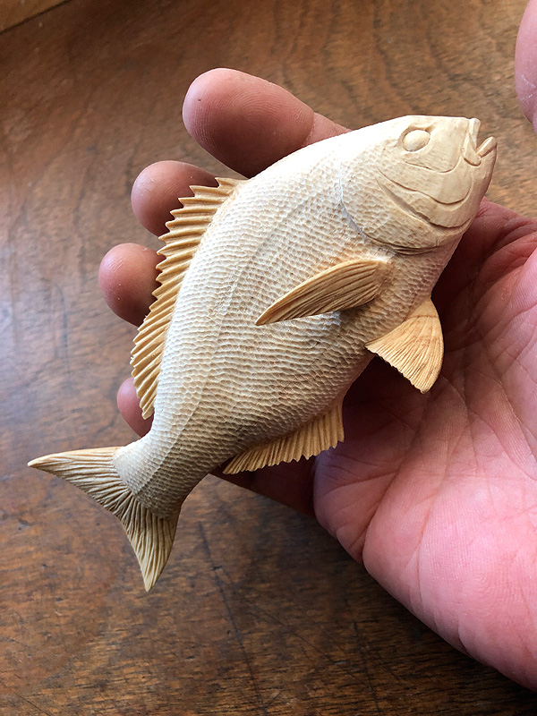 木彫りの魚　木で彫った真鯛　木彫りの真鯛