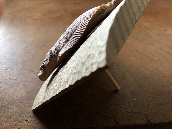 木彫りの魚　マコガレイ