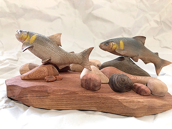 木彫りの魚　鮎（縄張り鮎）　手のひらサイズの木彫魚