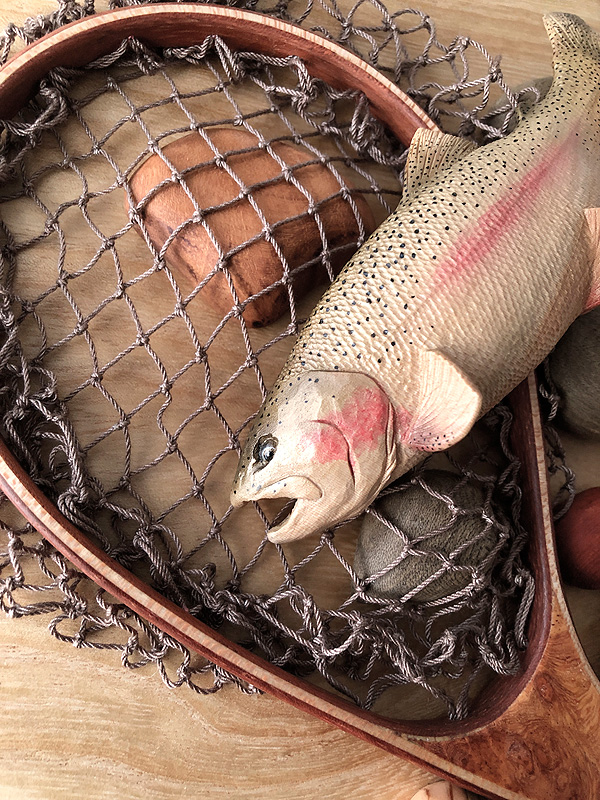 渓流の魚達 – 木彫りの魚