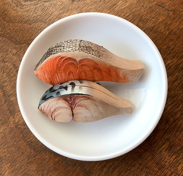 木彫りの魚　木彫りブローチ　木で彫った鮭＆しめ鯖