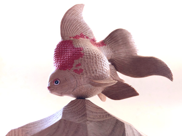 木彫りの魚　金魚玉サバ　彫刻刀で彫った金魚
