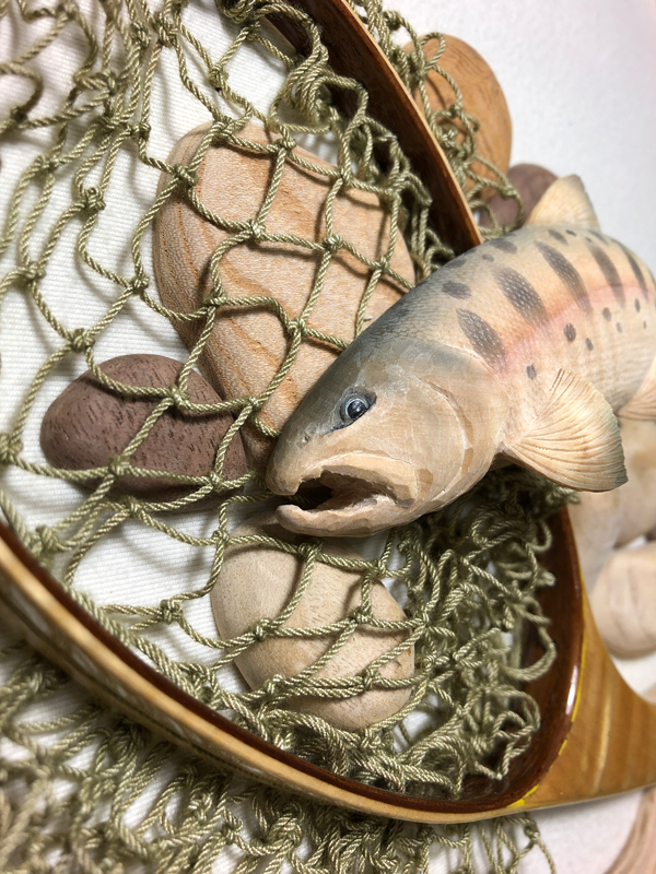 渓流の魚達 – 木彫りの魚
