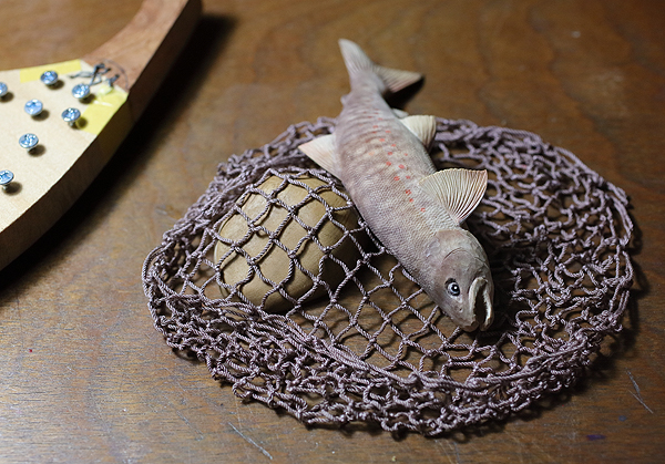 木彫りの魚　ヤマトイワナ