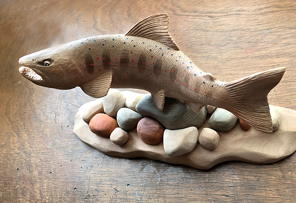 木彫りの魚　縄文アマゴ
