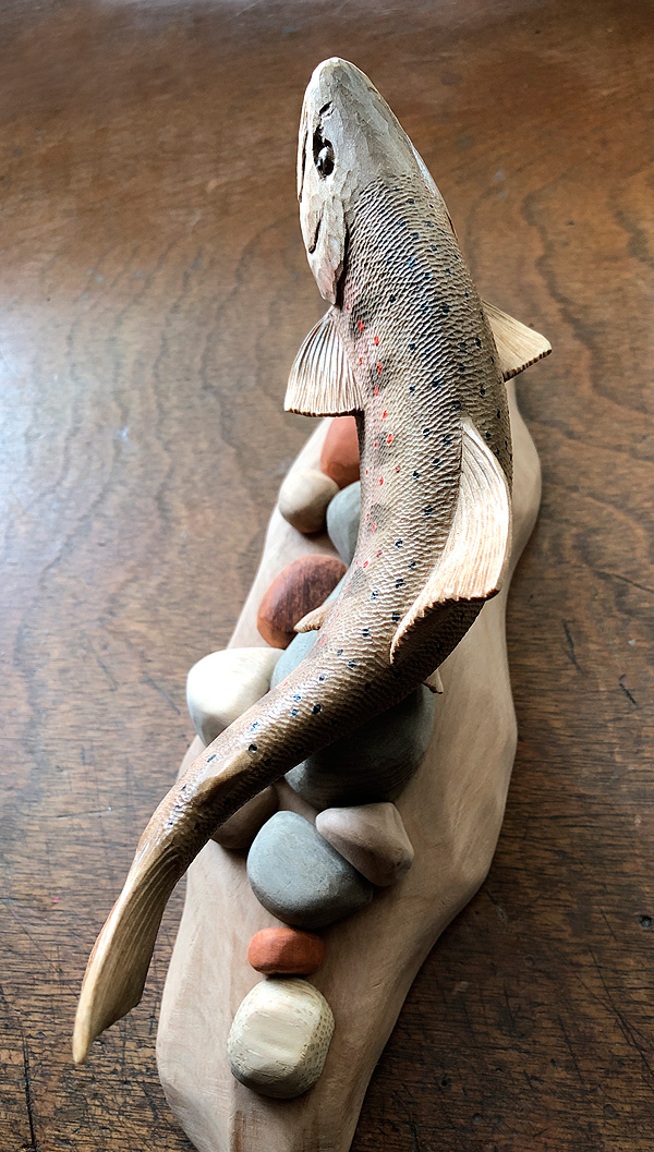 木彫りの魚　縄文アマゴ