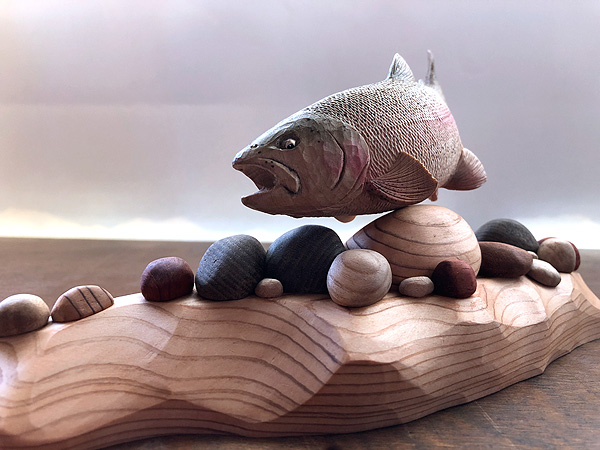 木彫りの魚　虹鱒（栃）