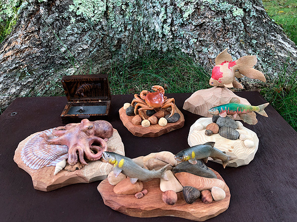 木彫りの魚　作品集のひとこま