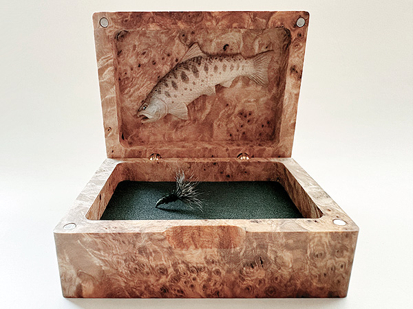 木彫りの魚　花梨瘤の自作毛鉤ケース