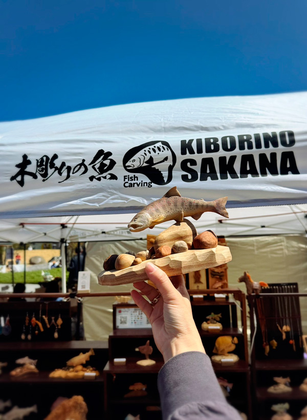 木彫りの魚のブーステント